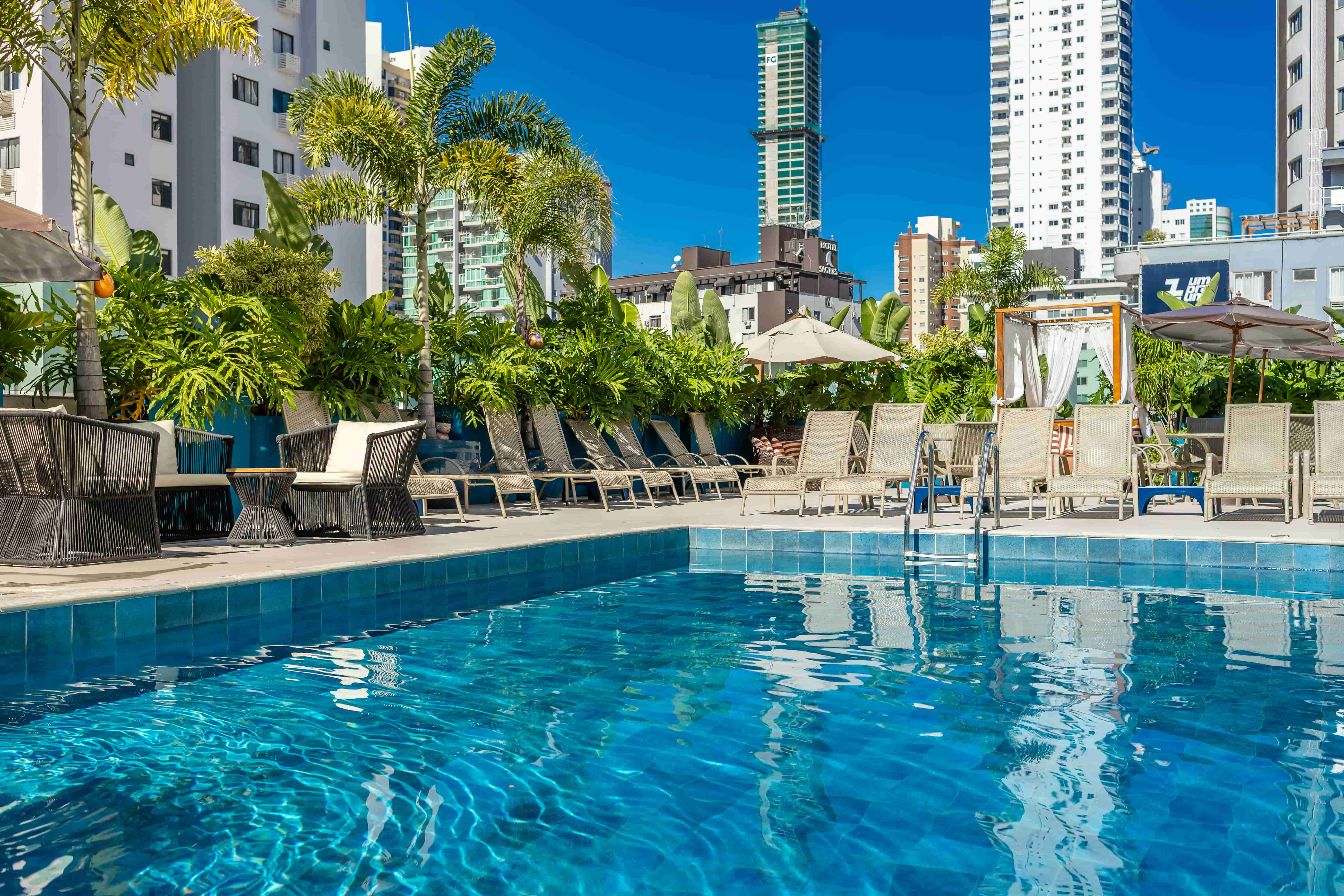 Sol, piscina e momentos incríveis.