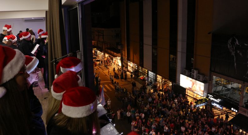 Retorno do Coral de Natal nas Janelas do Hotel Sibara renovam espírito natalino de Balneário Camboriú